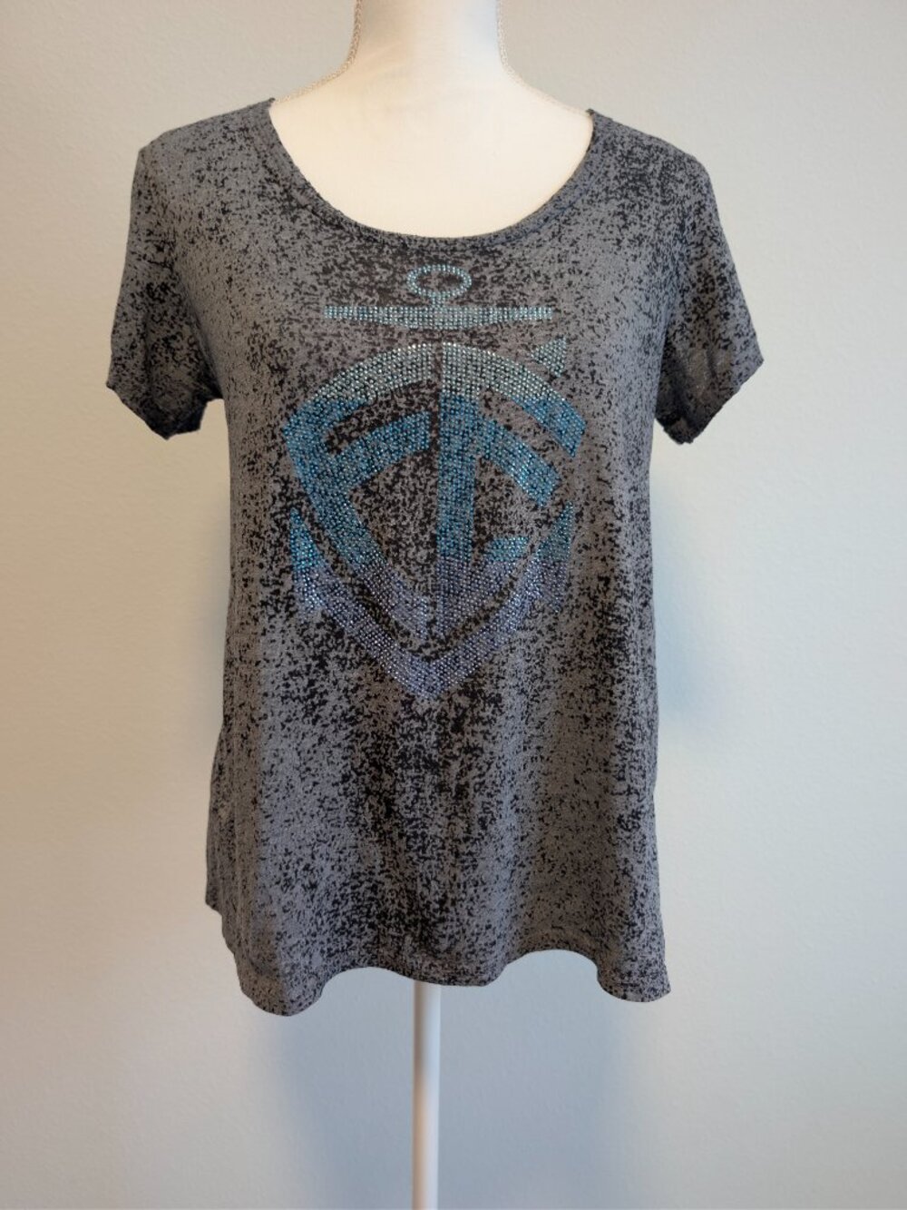 Flat Seven FE Gray Acid Wash Rhinestone Anchor Scoop Neck T-Shirt Size Large